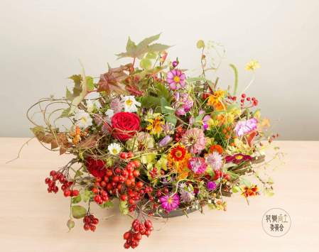 花職向上委員会カレンダー並びに『基本セオリーがわかる　花のデザイン』P74の作品
